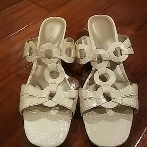 NWT cream life stride sandal
